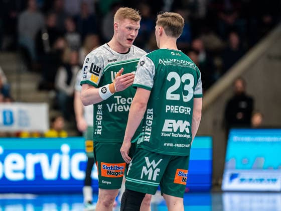 Ymir Oern Gislason (Frisch Auf Goeppingen, 33) diskutiert mit Ole Pregler (Frisch Auf Goeppingen, 23), Frisch Auf Goeppingen vs. GWD Minden, Handball, 1. Bundesliga, Herren, Spielzeit 2025 2026, 10.02.2026, Frisch Auf Goeppingen vs. GWD Minden, Handball, 1. Bundesliga, Herren, Spielzeit 2025 2026, 10.02.2026 Goeppingen Copyright: xEibner-Pressefoto MichaelxSchmidx EP_MST