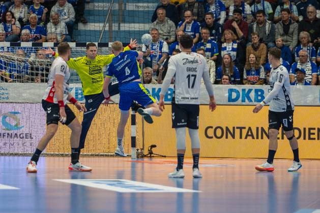 Kevin Moller, Torwart (SG Flensburg-Handewitt 20), Ellidi Snaer Vidarsson, Kreislaeufer, (VfL Gummersbach 4), Marko Grgić, Rueckraum (SG Flensburg-Handewitt 17), VfL Gummersbach vs. SG Flensburg-Handewitt, Daikin Handball Bundesliga, Herren , 20. Spieltag, 10.02.2026 Gummersbach NRW Deutschland