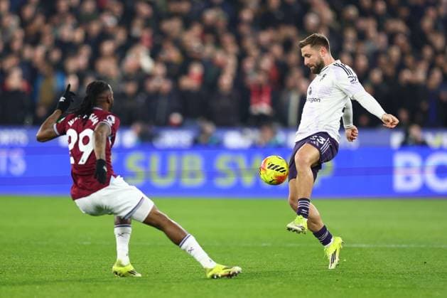 Luke Shaw of Manchester United, ManU under pressure from Aaron Wan-Bissaka of West Ham United West Ham United v Manchester United, Premier League, Football, London Stadium, London, UK - 10 Feb 2026London London Stadium United Kingdom EDITORIAL USE ONLY No use with unauthorised audio, video, data, fixture lists, club league logos or live services. Online in-match use limited to 120 images, no video emulation. No use in betting, games or single club league player publications. Copyright: xSimonxDael Shutterstockx 16537197l