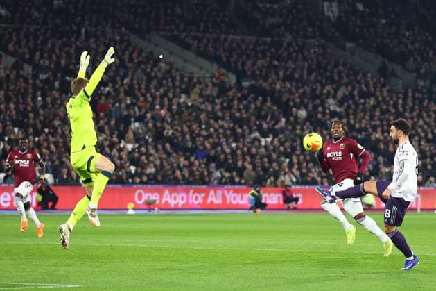 Bruno Fernandes of Manchester United, ManU lobs Mads Hermansen of West Ham United but fails to score West Ham United v Manchester United, Premier League, Football, London Stadium, London, UK - 10 Feb 2026London London Stadium United Kingdom EDITORIAL USE ONLY No use with unauthorised audio, video, data, fixture lists, club league logos or live services. Online in-match use limited to 120 images, no video emulation. No use in betting, games or single club league player publications. Copyright: xSimonxDael Shutterstockx 16537197m