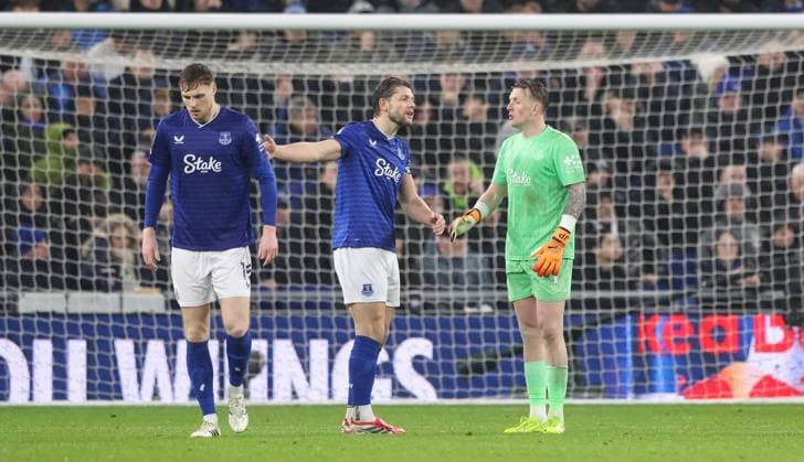 Everton s Jordan Pickford and teammate James Tarkowski react to going 2-1 down Everton v AFC Bournemouth, Premier League, Football, Hill Dickinson Stadium, Liverpool, UK - 10 Feb 2026Liverpool Hill Dickinson Stadium United Kingdom EDITORIAL USE ONLY No use with unauthorised audio, video, data, fixture lists, club league logos or live services. Online in-match use limited to 120 images, no video emulation. No use in betting, games or single club league player publications. Copyright: xAlexxDodd Shutterstockx 16537164y