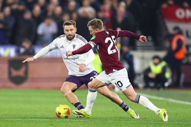Jarrod Bowen of West Ham United takes on Luke Shaw of Manchester United, ManU West Ham United v Manchester United, Premier League, Football, London Stadium, London, UK - 10 Feb 2026London London Stadium United Kingdom EDITORIAL USE ONLY No use with unauthorised audio, video, data, fixture lists, club league logos or live services. Online in-match use limited to 120 images, no video emulation. No use in betting, games or single club league player publications. Copyright: xSimonxDael Shutterstockx 16537197p