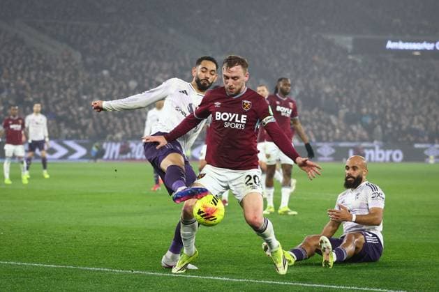 Jarrod Bowen of West Ham United under pressure from Matheus Cunha of Manchester United, ManU West Ham United v Manchester United, Premier League, Football, London Stadium, London, UK - 10 Feb 2026London London Stadium United Kingdom EDITORIAL USE ONLY No use with unauthorised audio, video, data, fixture lists, club league logos or live services. Online in-match use limited to 120 images, no video emulation. No use in betting, games or single club league player publications. Copyright: xSimonxDael Shutterstockx 16537197r
