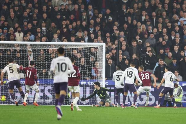 Tomas Soucek of West Ham United scoring a goal (1-0) West Ham United v Manchester United, ManU Premier League, Football, London Stadium, London, UK - 10 Feb 2026London London Stadium United Kingdom EDITORIAL USE ONLY No use with unauthorised audio, video, data, fixture lists, club league logos or live services. Online in-match use limited to 120 images, no video emulation. No use in betting, games or single club league player publications. Copyright: xSimonxDael Shutterstockx 16537197z