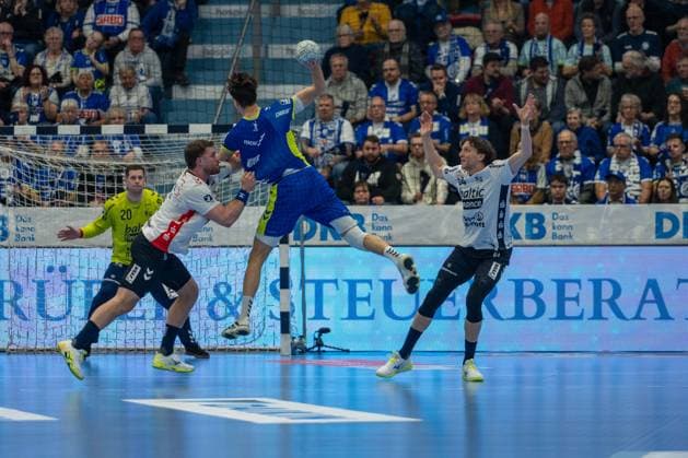 Kevin Moller, Torwart (SG Flensburg-Handewitt 20), Julian Koester, Rueckraum, (VfL Gummersbach 7), Johannes Golla, Kreislaufer (SG Flensburg-Handewitt 4), VfL Gummersbach vs. SG Flensburg-Handewitt, Daikin Handball Bundesliga, Herren , 20. Spieltag, 10.02.2026 Gummersbach NRW Deutschland