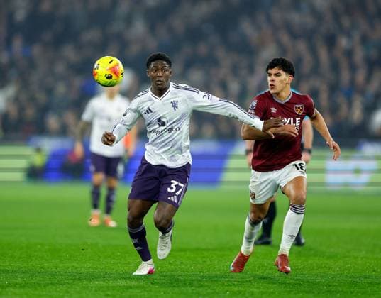 Kobbie Mainoo of Manchester United, ManU and Mateus Fernandes of West Ham United compete for the ball West Ham United v Manchester United, Football, Premier League, London Stadium, Stratford, London, UK - 10 02 2026 EDITORIAL USE ONLY No use with unauthorised audio, video, data, fixture lists (outside the EU), club league logos or live services. Online in-match use limited to 45 images (+15 in extra time). No use to emulate moving images. No use in betting, games or Copyright: xMattxImpey Shutterstockx 16541009p