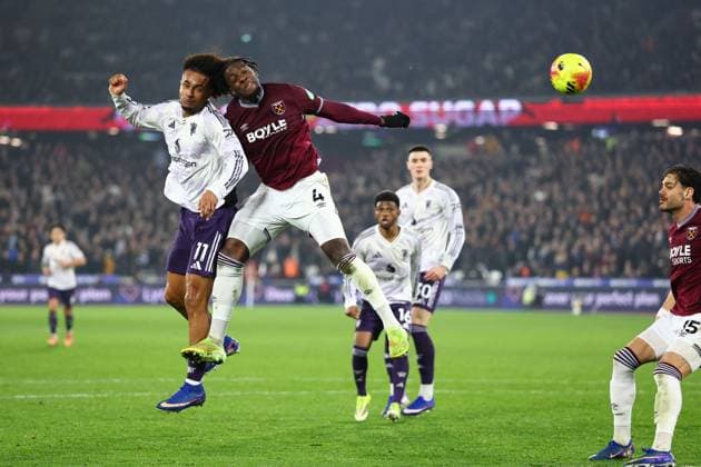 Joshua Zirkzee of Manchester United, ManU with a late header on goal under pressure from Axel Disasi of West Ham United West Ham United v Manchester United, Premier League, Football, London Stadium, London, UK - 10 Feb 2026London London Stadium United Kingdom EDITORIAL USE ONLY No use with unauthorised audio, video, data, fixture lists, club league logos or live services. Online in-match use limited to 120 images, no video emulation. No use in betting, games or single club league player publications. Copyright: xSimonxDael Shutterstockx 16537197ar