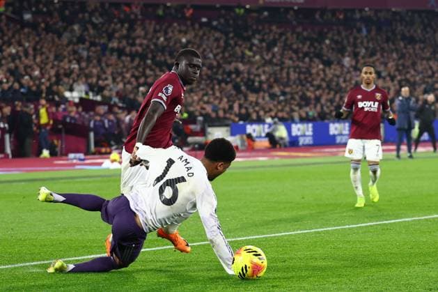 Amad Diallo of Manchester United, ManU goes down in the box under the challenge of El Hadji Malick Diouf of West Ham United - no penalty West Ham United v Manchester United, Premier League, Football, London Stadium, London, UK - 10 Feb 2026London London Stadium United Kingdom EDITORIAL USE ONLY No use with unauthorised audio, video, data, fixture lists, club league logos or live services. Online in-match use limited to 120 images, no video emulation. No use in betting, games or single club league player publications. Copyright: xSimonxDael Shutterstockx 16537197al