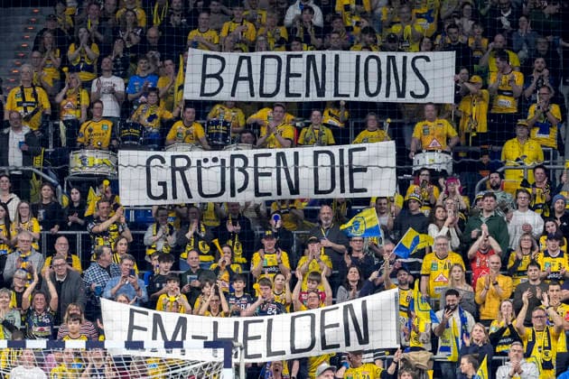 Die Fans der Rhein-Neckar Löwen zeigen in der Fankurve ein Banner, Spruchband mit der Aufschrift: Baden Lions grüßen die EM-Helden, Fans, Ultras Publikum, Zuschauer, Stimmung, Atmosphäre, Stadion, 11.02.2026, Mannheim (Deutschland), Handball, Bundesliga, Rhein-Neckar Löwen - THW Kiel