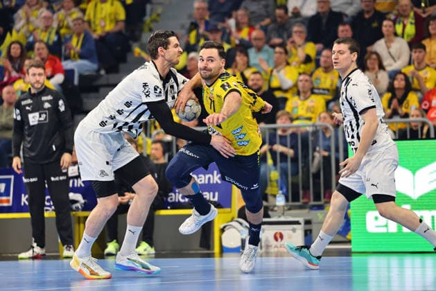 Torwurf von Dani Baijens (Rhein-Neckar Loewen, 77) im Zweikampf mit Hendrik Pekeler (THW Kiel, 61) GER, Rhein-Neckar Loewen vs THW Kiel, Handball, Daikin Handball-Bundesliga, 20. Spieltag, Spielzeit 2025 2026, 11.02.2026 GER, Rhein-Neckar Loewen vs THW Kiel, Handball, Daikin Handball-Bundesliga, 20. Spieltag, Spielzeit 2025 2026, 11.02.2026 Mannheim Copyright: xEibner-Pressefoto RenexWeissx EP_RWS