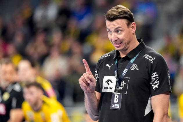 Filip Jicha (Trainer, Cheftrainer, THW), gibt Anweisungen, gestikuliert, mit den Armen gestikulieren, Einzelbild, Einzelfoto, Aktion, Action, 11.02.2026, Mannheim (Deutschland), Handball, Bundesliga, Rhein-Neckar Löwen - THW Kiel