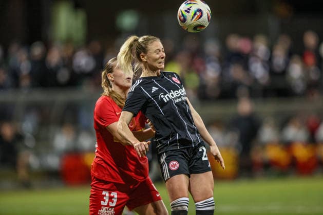 GER, Frankfurt, Eintracht Frankfurt vs FC Nordsjaelland, Europacup, Fussball, UEFA, Spielzeit 2024 2026, Stadion am Brentanobad, Viertelfinale, Hinspiel im Bild v.l.: Hannah Jorgensen (FC Nordsjaelland Frauen 33), Rebecka Blomqvist (Eintracht Frankfurt Frauen 28) DFB DFL REGULATIONS PROHIBIT ANY USE OF PHOTOGRAPHS AS IMAGE SEQUENCES AND OR QUASI-VIDEO, 11.02.2026 Copyright: HMBxMedia HendrikxHamelau