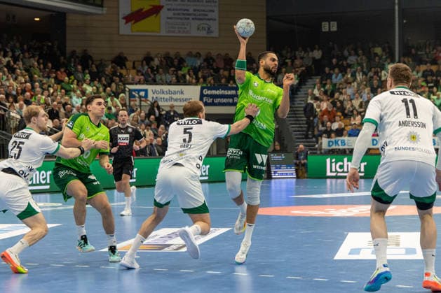 Philipp Ahouansou (HSG Wetzlar, 19) vs Matthes Langhoff (Fuechse Berlin, 25) GER, HSG Wetzlar vs Fuechse Berlin, Handball, 1. Bundesliga Herren, 20. Spieltag, Spielzeit 2025 2026, 11.02.2026 GER, HSG Wetzlar vs Fuechse Berlin, Handball, 1. Bundesliga Herren, 20. Spieltag, Spielzeit 2025 2026, 11.02.2026 Wetzlar Copyright: xEibner-Pressefoto GerhardxWingenx EP_GWR
