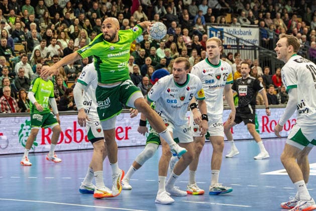 David Cyrill Akakpo (HSG Wetzlar, 20) frei am Kreis. B19, Matthes Langhoff (Fuechse Berlin, 25) und Max Darj (Fuechse Berlin, 05) schauen zu GER, HSG Wetzlar vs Fuechse Berlin, Handball, 1. Bundesliga Herren, 20. Spieltag, Spielzeit 2025 2026, 11.02.2026 GER, HSG Wetzlar vs Fuechse Berlin, Handball, 1. Bundesliga Herren, 20. Spieltag, Spielzeit 2025 2026, 11.02.2026 Wetzlar Copyright: xEibner-Pressefoto GerhardxWingenx EP_GWR