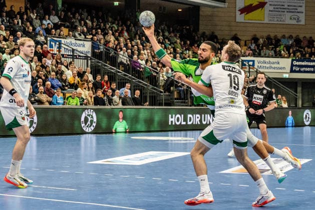 Philipp Ahouansou (HSG Wetzlar, 19) vs Mathias Gidsel (Fuechse Berlin, 19), Matthes Langhoff (Fuechse Berlin, 25) schaut zu GER, HSG Wetzlar vs Fuechse Berlin, Handball, 1. Bundesliga Herren, 20. Spieltag, Spielzeit 2025 2026, 11.02.2026 GER, HSG Wetzlar vs Fuechse Berlin, Handball, 1. Bundesliga Herren, 20. Spieltag, Spielzeit 2025 2026, 11.02.2026 Wetzlar Copyright: xEibner-Pressefoto GerhardxWingenx EP_GWR