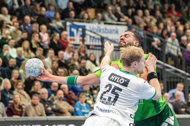 Philipp Ahouansou (HSG Wetzlar, 19) vs Matthes Langhoff (Fuechse Berlin, 25) GER, HSG Wetzlar vs Fuechse Berlin, Handball, 1. Bundesliga Herren, 20. Spieltag, Spielzeit 2025 2026, 11.02.2026 GER, HSG Wetzlar vs Fuechse Berlin, Handball, 1. Bundesliga Herren, 20. Spieltag, Spielzeit 2025 2026, 11.02.2026 Wetzlar Copyright: xEibner-Pressefoto GerhardxWingenx EP_GWR