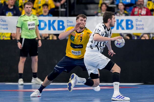 v.li.: Steven Plucnar Jacobsen (RNL, 9), Nikola Bilyk (Mykola Bilyk, THW, 53), Zweikampf, Spielszene, Duell, duel, tackle, tackling, Dynamik, Action, Aktion, 11.02.2026, Mannheim (Deutschland), Handball, Bundesliga, Rhein-Neckar Löwen - THW Kiel