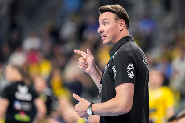 Filip Jicha (Trainer, Cheftrainer, THW), gibt Anweisungen, gestikuliert, mit den Armen gestikulieren, Einzelbild, Einzelfoto, Aktion, Action, 11.02.2026, Mannheim (Deutschland), Handball, Bundesliga, Rhein-Neckar Löwen - THW Kiel