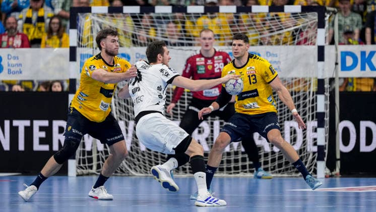 v.li.: Steven Plucnar Jacobsen (RNL, 9), Nikola Bilyk (Mykola Bilyk, THW, 53), Sebastian Heymann (RNL, 13), Zweikampf, Spielszene, Duell, duel, tackle, tackling, Dynamik, Action, Aktion, 11.02.2026, Mannheim (Deutschland), Handball, Bundesliga, Rhein-Neckar Löwen - THW Kiel