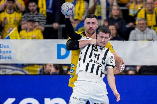 v.li.: Jannik Kohlbacher (RNL, 80), Elias Ellefsen a Skipagotu (THW, 71), Zweikampf, Spielszene, Duell, duel, tackle, tackling, Dynamik, Action, Aktion, 11.02.2026, Mannheim (Deutschland), Handball, Bundesliga, Rhein-Neckar Löwen - THW Kiel