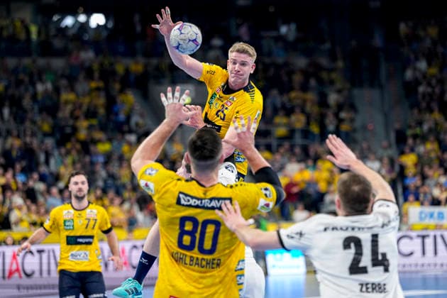v.li.: Haukur Thrastarson (RNL, 25) beim Anspiel auf Kreisläufer Jannik Kohlbacher (RNL, 80), beim Sprungwurf, Wurf, Torwurf, Action, Aktion, Spielszene, 11.02.2026, Mannheim (Deutschland), Handball, Bundesliga, Rhein-Neckar Löwen - THW Kiel