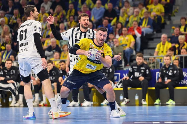 Jannik Kohlbacher (Rhein-Neckar Loewen, 80) setzt sich gegen Hendrik Pekeler (THW Kiel, 61, links) und Domagoj Duvnjak (THW Kiel, 04) durch GER, Rhein-Neckar Loewen vs THW Kiel, Handball, Daikin Handball-Bundesliga, 20. Spieltag, Spielzeit 2025 2026, 11.02.2026 GER, Rhein-Neckar Loewen vs THW Kiel, Handball, Daikin Handball-Bundesliga, 20. Spieltag, Spielzeit 2025 2026, 11.02.2026 Mannheim Copyright: xEibner-Pressefoto RenexWeissx EP_RWS