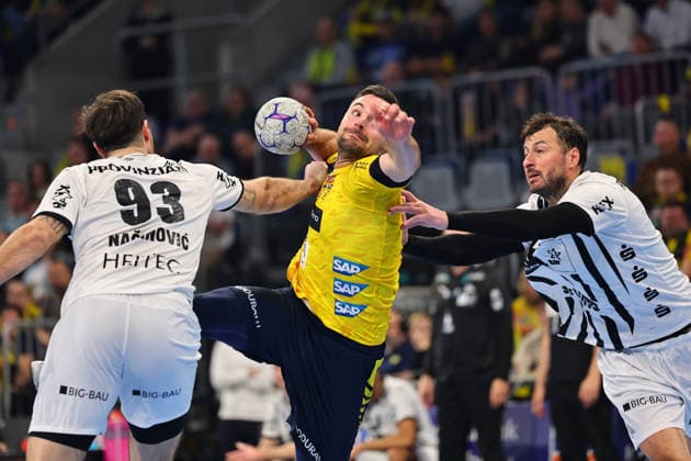 Dani Baijens (Rhein-Neckar Loewen, 77) im Zweikampf mit Veron Nacinovic (THW Kiel, 93, links) und Domagoj Duvnjak (THW Kiel, 04, rechts) GER, Rhein-Neckar Loewen vs THW Kiel, Handball, Daikin Handball-Bundesliga, 20. Spieltag, Spielzeit 2025 2026, 11.02.2026 GER, Rhein-Neckar Loewen vs THW Kiel, Handball, Daikin Handball-Bundesliga, 20. Spieltag, Spielzeit 2025 2026, 11.02.2026 Mannheim Copyright: xEibner-Pressefoto RenexWeissx EP_RWS