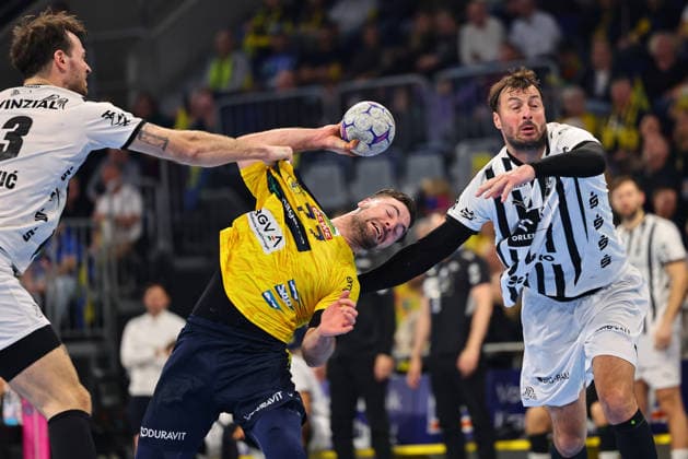 Dani Baijens (Rhein-Neckar Loewen, 77) im Zweikampf mit Veron Nacinovic (THW Kiel, 93, links) und Domagoj Duvnjak (THW Kiel, 04, rechts) GER, Rhein-Neckar Loewen vs THW Kiel, Handball, Daikin Handball-Bundesliga, 20. Spieltag, Spielzeit 2025 2026, 11.02.2026 GER, Rhein-Neckar Loewen vs THW Kiel, Handball, Daikin Handball-Bundesliga, 20. Spieltag, Spielzeit 2025 2026, 11.02.2026 Mannheim Copyright: xEibner-Pressefoto RenexWeissx EP_RWS