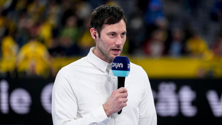 Uwe Gensheimer (Sportlicher Leiter, RNL), Einzelbild, Einzelfoto, Aktion, Action, mit Mikrofon beim Interview mit Dyn, TV, Fernsehen, 11.02.2026, Mannheim (Deutschland), Handball, Bundesliga, Rhein-Neckar Löwen - THW Kiel