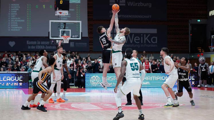 Im Bild: Tip Off, v.li. Christian Skladanowski (Wuerzburg Baskets, 19) gegen Aleksander Balcerowski (Unicaja Malaga, 2) 11.02.2026, Fitness First Wuerzburg Baskets vs. Unicaja Malaga, Basketball Champions League, Round of 16, Group K, 4. Spieltag, Deutschland, 97072, tectake-Arena Wuerzburg, Copyright: HMBxMedia xJulienxBecker