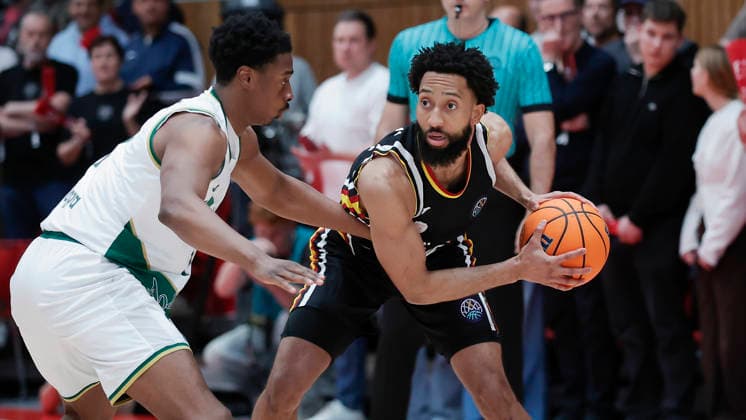 Im Bild: v.li. Chase Audige (Unicaja Malaga, 1) gegen Davion Mintz (Wuerzburg Baskets, 10) 11.02.2026, Fitness First Wuerzburg Baskets vs. Unicaja Malaga, Basketball Champions League, Round of 16, Group K, 4. Spieltag, Deutschland, 97072, tectake-Arena Wuerzburg, Copyright: HMBxMedia xJulienxBecker