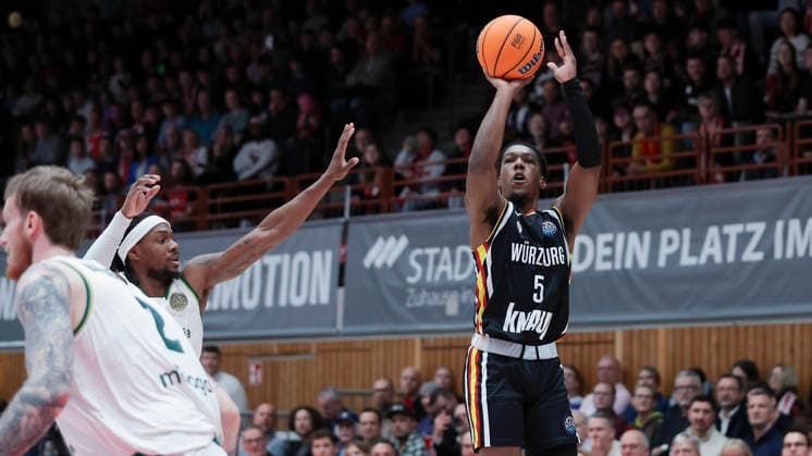 Im Bild: v.li. Kendrick Perry (Unicaja Malaga, 55) gegen Marcus Carr(Wuerzburg Baskets, 5) 11.02.2026, Fitness First Wuerzburg Baskets vs. Unicaja Malaga, Basketball Champions League, Round of 16, Group K, 4. Spieltag, Deutschland, 97072, tectake-Arena Wuerzburg, Copyright: HMBxMedia xJulienxBecker