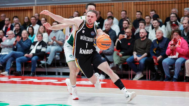 Im Bild: v.li. Tyler Kalinoski (Unicaja Malaga, 4) gegen Lukas Herzog (Wuerzburg Baskets, 1) 11.02.2026, Fitness First Wuerzburg Baskets vs. Unicaja Malaga, Basketball Champions League, Round of 16, Group K, 4. Spieltag, Deutschland, 97072, tectake-Arena Wuerzburg, Copyright: HMBxMedia xJulienxBecker