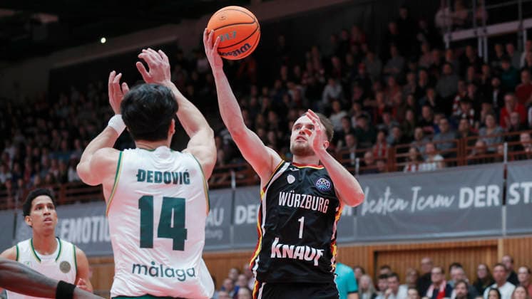 Im Bild: v.li. Nihad Dedovic (Unicaja Malaga, 14) gegen Lukas Herzog (Wuerzburg Baskets, 1) 11.02.2026, Fitness First Wuerzburg Baskets vs. Unicaja Malaga, Basketball Champions League, Round of 16, Group K, 4. Spieltag, Deutschland, 97072, tectake-Arena Wuerzburg, Copyright: HMBxMedia xJulienxBecker