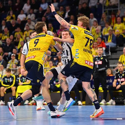 Elias Ellefsen a Skipagotu (THW Kiel, 71) im Zweikampf mit Steven Plucnar Jacobsen (Rhein-Neckar Loewen, 09, links) und Edwin Aspenbaeck (Rhein-Neckar Loewen, 78) GER, Rhein-Neckar Loewen vs THW Kiel, Handball, Daikin Handball-Bundesliga, 20. Spieltag, Spielzeit 2025 2026, 11.02.2026 GER, Rhein-Neckar Loewen vs THW Kiel, Handball, Daikin Handball-Bundesliga, 20. Spieltag, Spielzeit 2025 2026, 11.02.2026 Mannheim Copyright: xEibner-Pressefoto RenexWeissx EP_RWS