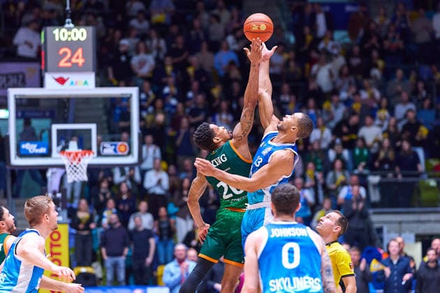 TippOff Urald King (Gladiators Trier, 20), Jaedon Le Dee (Frankfurt Skyliners, 13) GER, Skyliners Frankfurt vs. Gladiators Trier, Basketball, 19. Spieltag, EasyCredit Bundesliga, Spielzeit 2025 2026, 11.02.2026 GER, Skyliners Frankfurt vs. Gladiators Trier, Basketball, 19. Spieltag, EasyCredit Bundesliga, Spielzeit 2025 2026, 11.02.2026 Frankfurt Main Copyright: xEibner-Pressefoto GeraldxOelze-dexStoppanyx EP_ODS