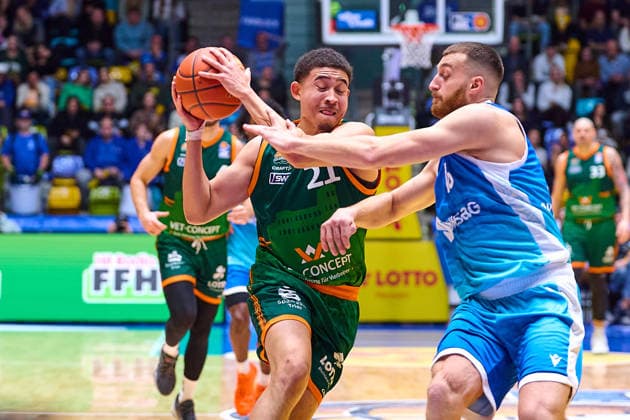 Zweikampf, Duell zwischen Evans Rapieque (Gladiators Trier, 21) und Radii Caisin (Frankfurt Skyliners, 16) GER, Skyliners Frankfurt vs. Gladiators Trier, Basketball, 19. Spieltag, EasyCredit Bundesliga, Spielzeit 2025 2026, 11.02.2026 GER, Skyliners Frankfurt vs. Gladiators Trier, Basketball, 19. Spieltag, EasyCredit Bundesliga, Spielzeit 2025 2026, 11.02.2026 Frankfurt Main Copyright: xEibner-Pressefoto GeraldxOelze-dexStoppanyx EP_ODS
