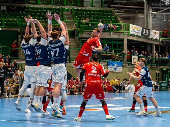 Uladzislau Kulesh (MT Melsungen, 20) beim Torwurf gegen Gerdas Babarskas (Bergischer HC, 14). Gerdas Babarskas (Bergischer HC, 14) und Johannes Wasielewski (Bergischer HC, 77) Bergischer HC vs. MT Melsungen, Handball, 1. Bundesliga, 20. Spieltag, Saison 2025 2026, 11.02.2026 Bergischer HC vs. MT Melsungen, Handball, 1. Bundesliga, 20. Spieltag, Saison 2025 2026, 11.02.2026 Wuppertal Copyright: xEibner-Pressefoto DamianxKruczynx EP_DKI