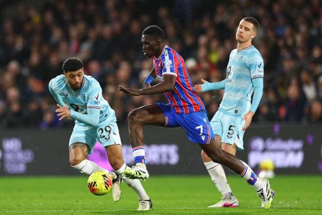 Ismaila Sarr of Crystal Palace under pressure from Josh Laurent of Burnley and Maxime Esteve of Burnley Crystal Palace v Burnley, Premier League, Football, Selhurst Park, London, UK - 11 Feb 2026London Selhurst Park United Kingdom EDITORIAL USE ONLY No use with unauthorised audio, video, data, fixture lists, club league logos or live services. Online in-match use limited to 120 images, no video emulation. No use in betting, games or single club league player publications. Copyright: xSimonxDael Shutterstockx 16540342u