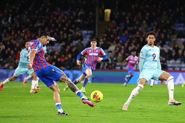 Daniel Munoz of Crystal Palace with a shot on goal Crystal Palace v Burnley, Premier League, Football, Selhurst Park, London, UK - 11 Feb 2026London Selhurst Park United Kingdom EDITORIAL USE ONLY No use with unauthorised audio, video, data, fixture lists, club league logos or live services. Online in-match use limited to 120 images, no video emulation. No use in betting, games or single club league player publications. Copyright: xSimonxDael Shutterstockx 16540342ac