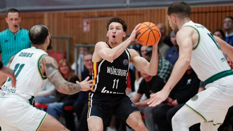 Im Bild: v.li. Justin Cobbs (Unicaja Malaga, 11), Brae Ivey (Wuerzburg Baskets, 11) und Emir Sulejmanovic (Unicaja Malaga, 19) 11.02.2026, Fitness First Wuerzburg Baskets vs. Unicaja Malaga, Basketball Champions League, Round of 16, Group K, 4. Spieltag, Deutschland, 97072, tectake-Arena Wuerzburg, Copyright: HMBxMedia xJulienxBecker