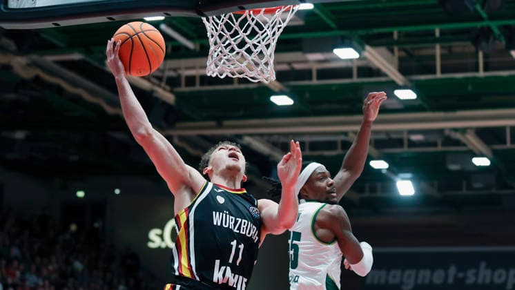 Im Bild: v.li. Brae Ivey (Wuerzburg Baskets, 11) gegen Kendrick Perry (Unicaja Malaga, 55) 11.02.2026, Fitness First Wuerzburg Baskets vs. Unicaja Malaga, Basketball Champions League, Round of 16, Group K, 4. Spieltag, Deutschland, 97072, tectake-Arena Wuerzburg, Copyright: HMBxMedia xJulienxBecker