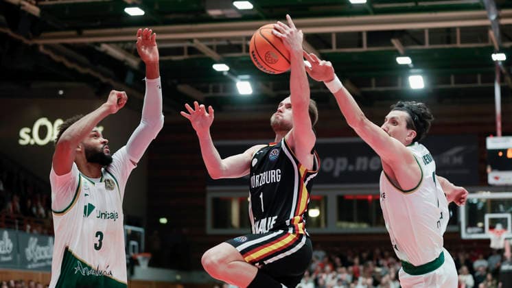 Im Bild: v.li. James Webb III (Unicaja Malaga, 3), Lukas Herzog (Wuerzburg Baskets, 1) und Nihad Dedovic (Unicaja Malaga, 14) 11.02.2026, Fitness First Wuerzburg Baskets vs. Unicaja Malaga, Basketball Champions League, Round of 16, Group K, 4. Spieltag, Deutschland, 97072, tectake-Arena Wuerzburg, Copyright: HMBxMedia xJulienxBecker