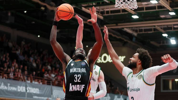 Im Bild: v.li. Charles Thompson (Wuerzburg Baskets, 32), Tyler Kalinoski (Unicaja Malaga, 4) und James Webb III (Unicaja Malaga, 3) 11.02.2026, Fitness First Wuerzburg Baskets vs. Unicaja Malaga, Basketball Champions League, Round of 16, Group K, 4. Spieltag, Deutschland, 97072, tectake-Arena Wuerzburg, Copyright: HMBxMedia xJulienxBecker
