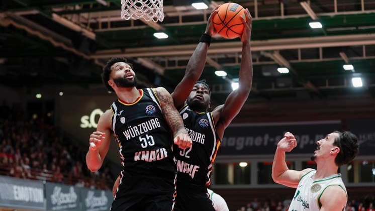 Im Bild: v.li. David Muenkat (Wuerzburg Baskets, 55) schaut zu wie sich Charles Thompson (Wuerzburg Baskets, 32) den Rebound schnappt und daneben Nihad Dedovic (Unicaja Malaga, 14) 11.02.2026, Fitness First Wuerzburg Baskets vs. Unicaja Malaga, Basketball Champions League, Round of 16, Group K, 4. Spieltag, Deutschland, 97072, tectake-Arena Wuerzburg, Copyright: HMBxMedia xJulienxBecker