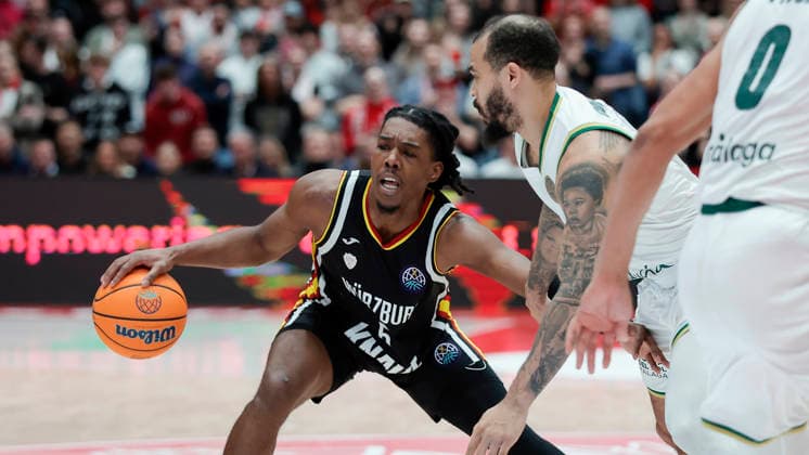 Im Bild: v.li. Marcus Carr(Wuerzburg Baskets, 5) gegen Justin Cobbs (Unicaja Malaga, 11) 11.02.2026, Fitness First Wuerzburg Baskets vs. Unicaja Malaga, Basketball Champions League, Round of 16, Group K, 4. Spieltag, Deutschland, 97072, tectake-Arena Wuerzburg, Copyright: HMBxMedia xJulienxBecker