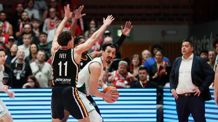 Im Bild: v.li. Brae Ivey (Wuerzburg Baskets, 11) und Marcus Carr(Wuerzburg Baskets, 5) verteidigen Nihad Dedovic (Unicaja Malaga, 14) 11.02.2026, Fitness First Wuerzburg Baskets vs. Unicaja Malaga, Basketball Champions League, Round of 16, Group K, 4. Spieltag, Deutschland, 97072, tectake-Arena Wuerzburg, Copyright: HMBxMedia xJulienxBecker