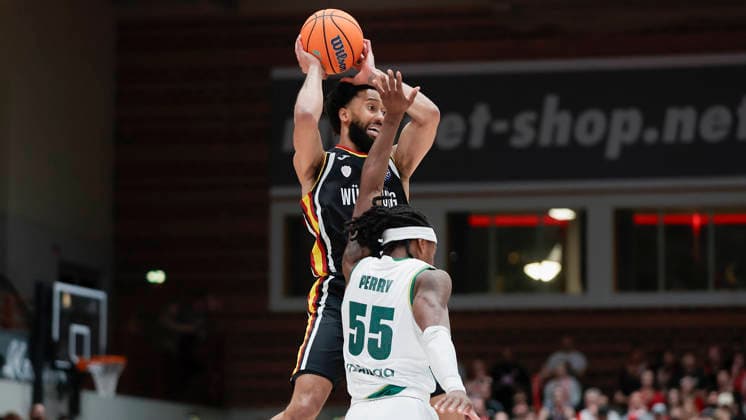 Im Bild: v.li. Davion Mintz (Wuerzburg Baskets, 10) gegen Kendrick Perry (Unicaja Malaga, 55) 11.02.2026, Fitness First Wuerzburg Baskets vs. Unicaja Malaga, Basketball Champions League, Round of 16, Group K, 4. Spieltag, Deutschland, 97072, tectake-Arena Wuerzburg, Copyright: HMBxMedia xJulienxBecker