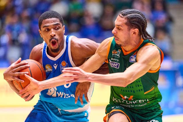 Zweikampf, Duell zwischen William Christmas (Frankfurt Skyliners, 08) und Jordan Roland (Gladiators Trier, 15) GER, Skyliners Frankfurt vs. Gladiators Trier, Basketball, 19. Spieltag, EasyCredit Bundesliga, Spielzeit 2025 2026, 11.02.2026 GER, Skyliners Frankfurt vs. Gladiators Trier, Basketball, 19. Spieltag, EasyCredit Bundesliga, Spielzeit 2025 2026, 11.02.2026 Frankfurt Main Copyright: xEibner-Pressefoto GeraldxOelze-dexStoppanyx EP_ODS