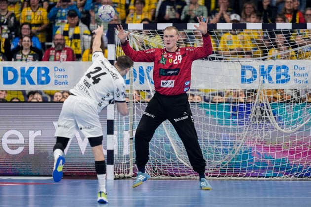 v.li.: Lukas Zerbe (THW, 24), David Späth (Torwart, RNL, 29), beim Siebenmeter, 7-Meter, Strafwurf, Spielszene, Action, Aktion, 11.02.2026, Mannheim (Deutschland), Handball, Bundesliga, Rhein-Neckar Löwen - THW Kiel